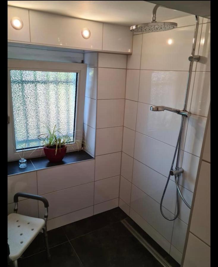 Nana-Eg-80M2 Sanierter Altbau-Parkplatz-Kleiner Garten-Wlan-Netflix-2Zimmer-Kueche-Dusche-Wanne-Waschmaschine Oberhausen  Exterior photo